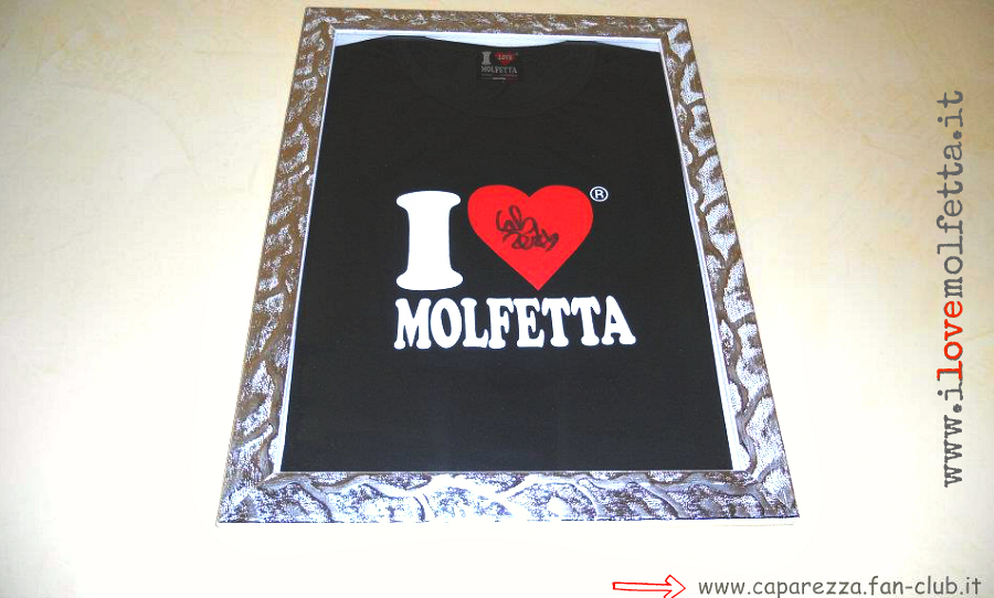 Caparezza autografa la t-shirt I Love Molfetta