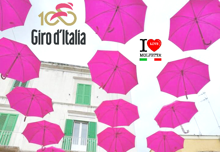 Pioggia di ombrelli in piazza Municipio a Molfetta