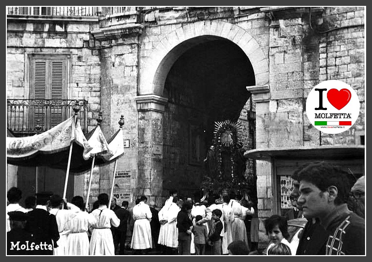 Dopo 43 anni, a Molfetta, i SS Medici attraversano la citta' vecchia