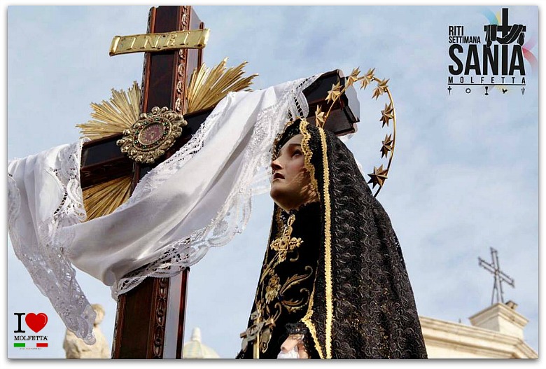 A Molfetta in processione l ' Addolorata 